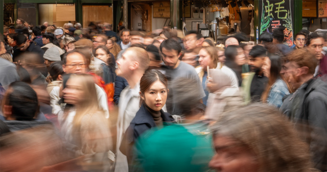 D8087_Spotted_from_the_crowd