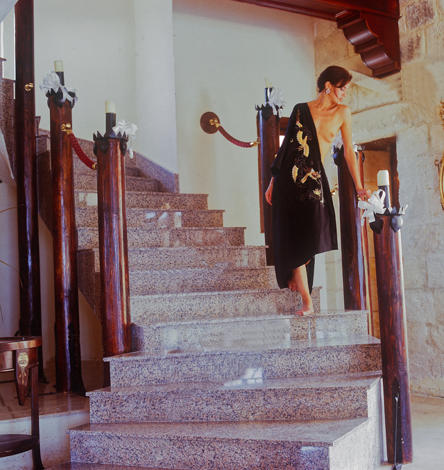 D8411_Tanya_on_stairs