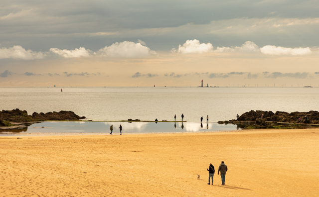 P8498_Evening_Strolls_on_St_Malo_Beach